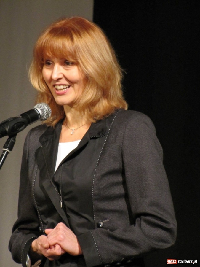 Zdjęcie w galerii na portalu naszraciborz.pl: Kurator przybył gratulować dyplomowanym wiadomości z regionu