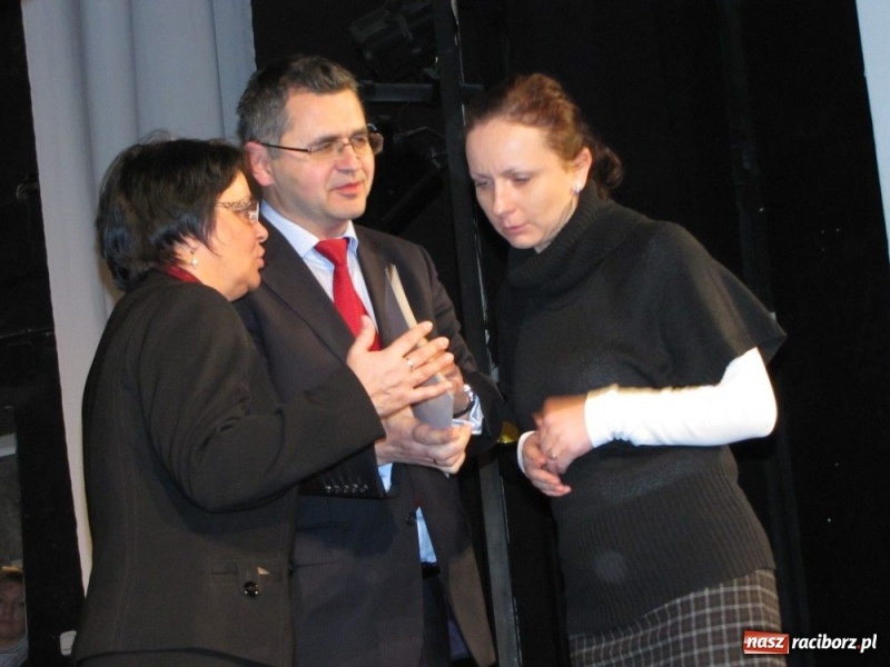 Zdjęcie w galerii na portalu naszraciborz.pl: Kurator przybył gratulować dyplomowanym wiadomości z regionu