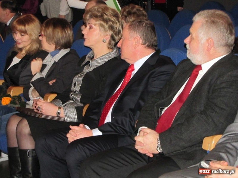 Zdjęcie w galerii na portalu naszraciborz.pl: Kurator przybył gratulować dyplomowanym wiadomości z regionu