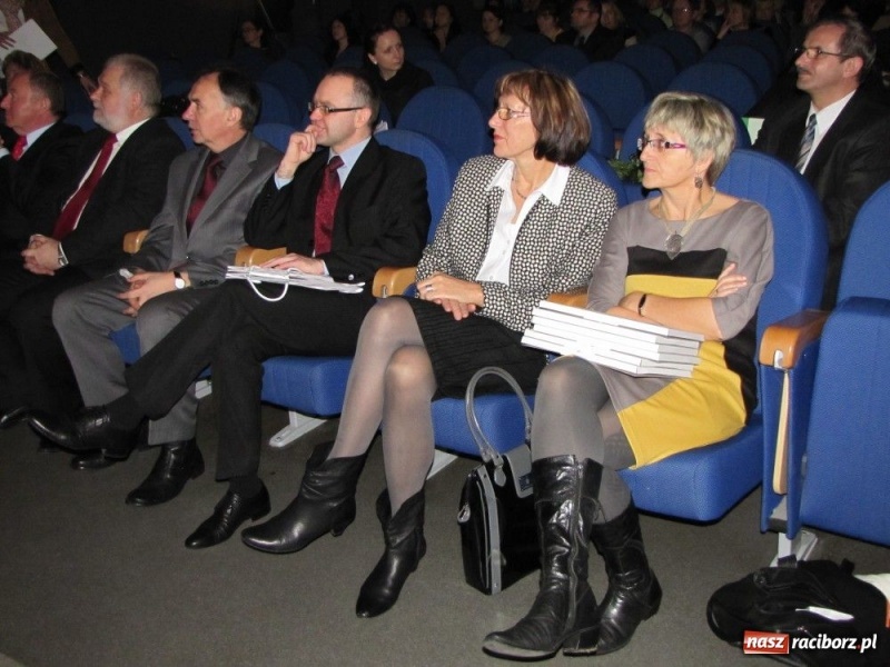 Zdjęcie w galerii na portalu naszraciborz.pl: Kurator przybył gratulować dyplomowanym wiadomości z regionu