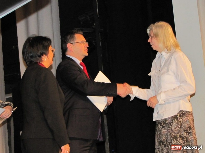Zdjęcie w galerii na portalu naszraciborz.pl: Kurator przybył gratulować dyplomowanym wiadomości z regionu