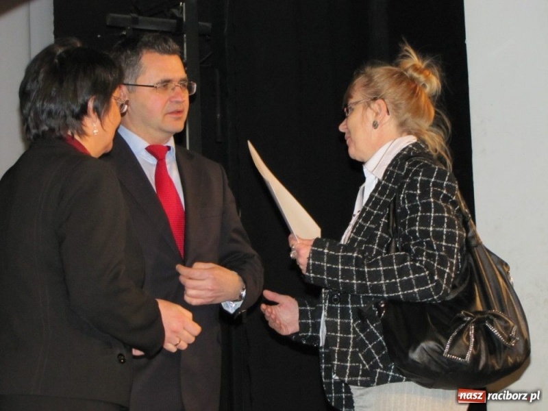 Zdjęcie w galerii na portalu naszraciborz.pl: Kurator przybył gratulować dyplomowanym wiadomości z regionu