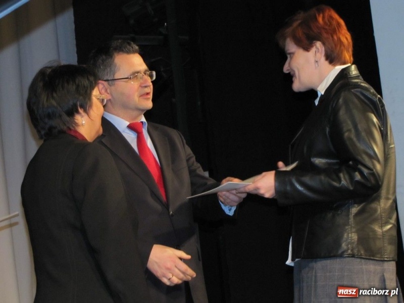 Zdjęcie w galerii na portalu naszraciborz.pl: Kurator przybył gratulować dyplomowanym wiadomości z regionu