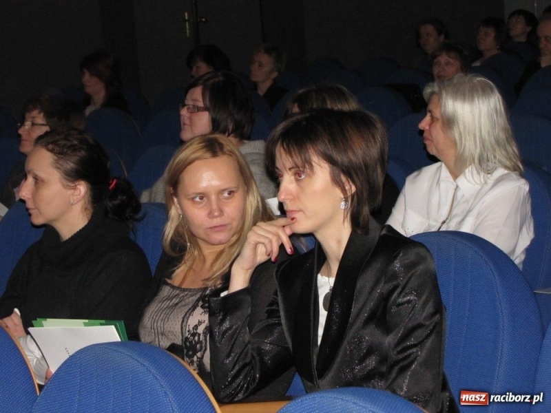 Zdjęcie w galerii na portalu naszraciborz.pl: Kurator przybył gratulować dyplomowanym wiadomości z regionu