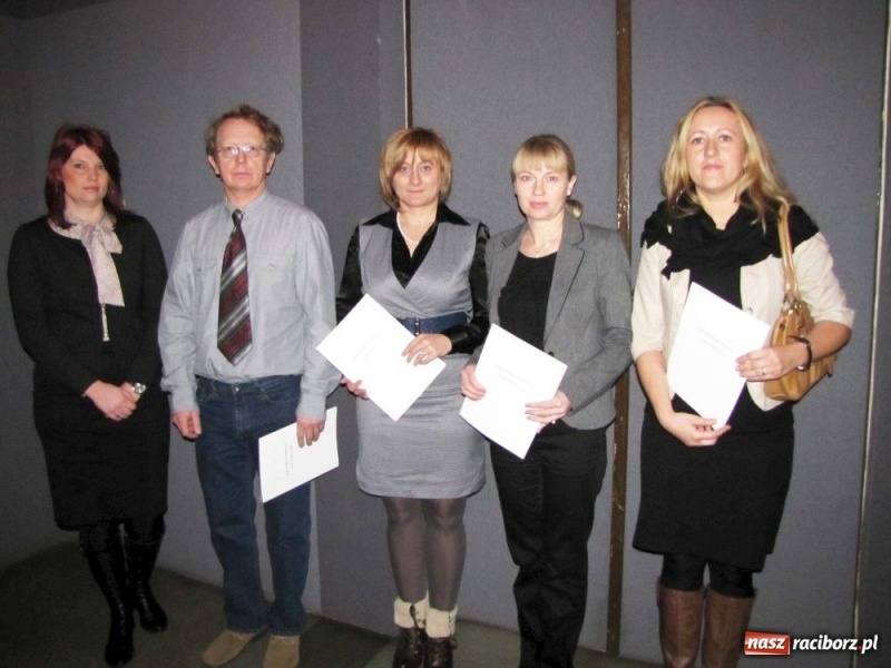 Zdjęcie w galerii na portalu naszraciborz.pl: Kurator przybył gratulować dyplomowanym wiadomości z regionu