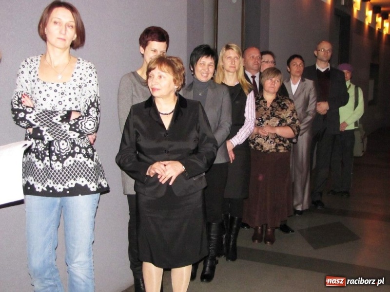 Zdjęcie w galerii na portalu naszraciborz.pl: Kurator przybył gratulować dyplomowanym wiadomości z regionu