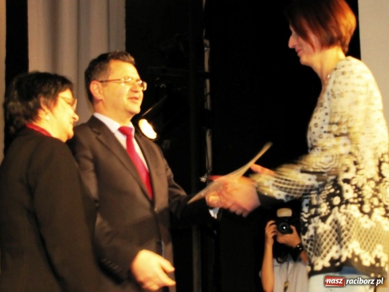 Zdjęcie w galerii na portalu naszraciborz.pl: Kurator przybył gratulować dyplomowanym wiadomości z regionu