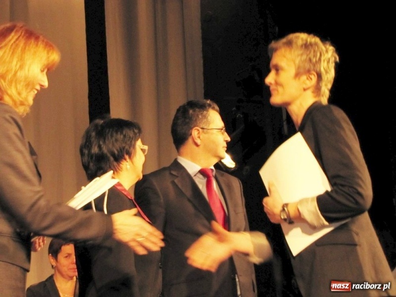 Zdjęcie w galerii na portalu naszraciborz.pl: Kurator przybył gratulować dyplomowanym wiadomości z regionu