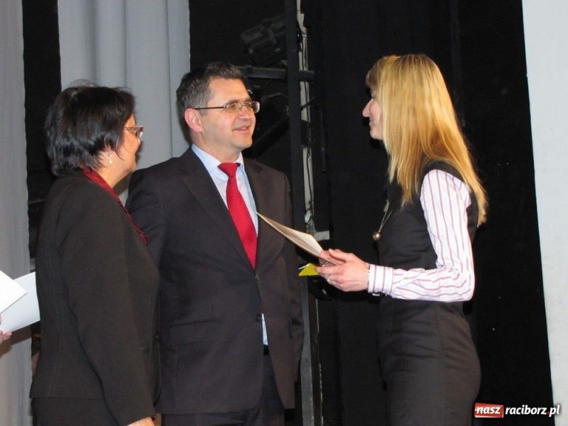 Zdjęcie w galerii na portalu naszraciborz.pl: Kurator przybył gratulować dyplomowanym wiadomości z regionu