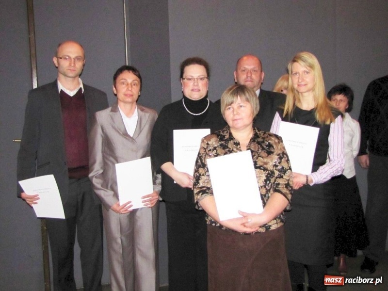 Zdjęcie w galerii na portalu naszraciborz.pl: Kurator przybył gratulować dyplomowanym wiadomości z regionu