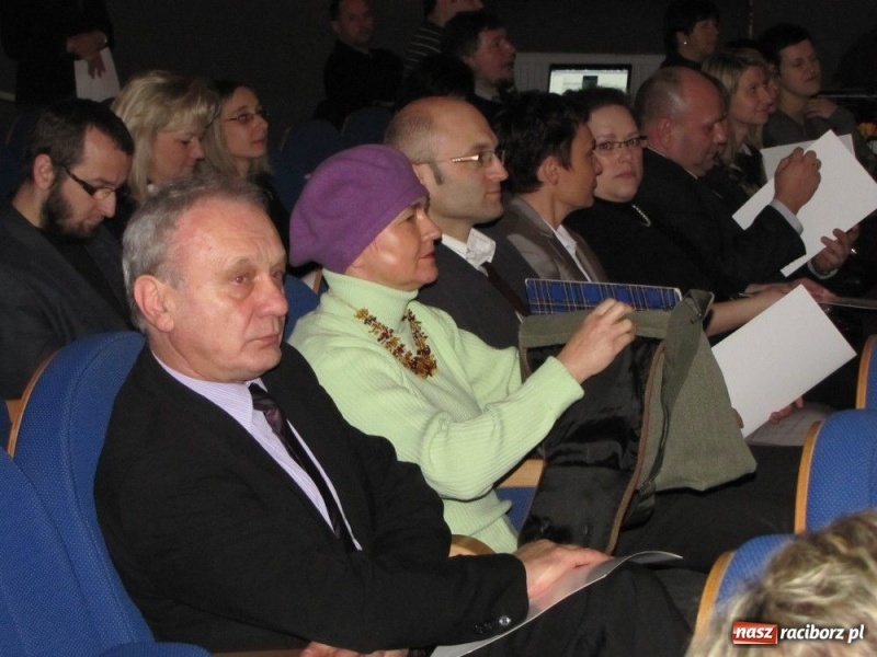 Zdjęcie w galerii na portalu naszraciborz.pl: Kurator przybył gratulować dyplomowanym wiadomości z regionu