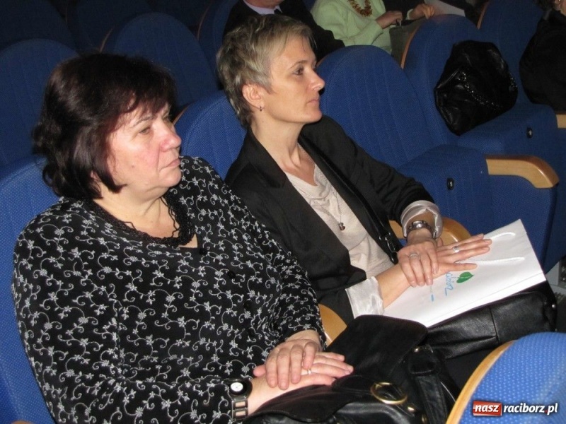 Zdjęcie w galerii na portalu naszraciborz.pl: Kurator przybył gratulować dyplomowanym wiadomości z regionu