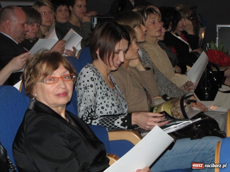 Zdjęcie w galerii na portalu naszraciborz.pl: Kurator przybył gratulować dyplomowanym wiadomości z regionu