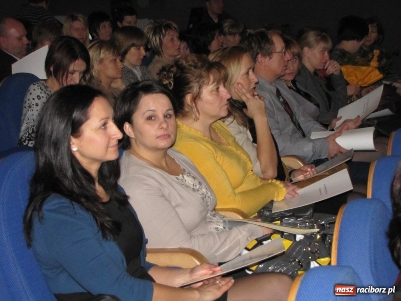 Zdjęcie w galerii na portalu naszraciborz.pl: Kurator przybył gratulować dyplomowanym wiadomości z regionu