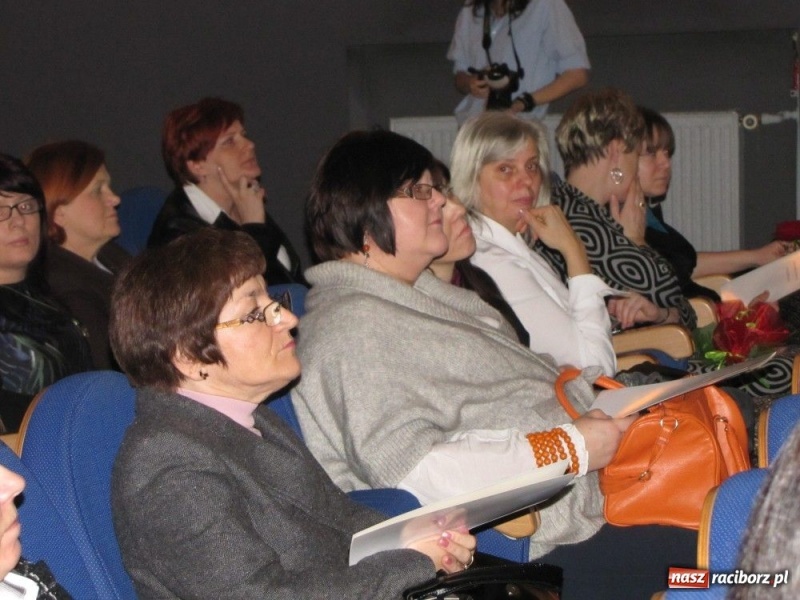 Zdjęcie w galerii na portalu naszraciborz.pl: Kurator przybył gratulować dyplomowanym wiadomości z regionu