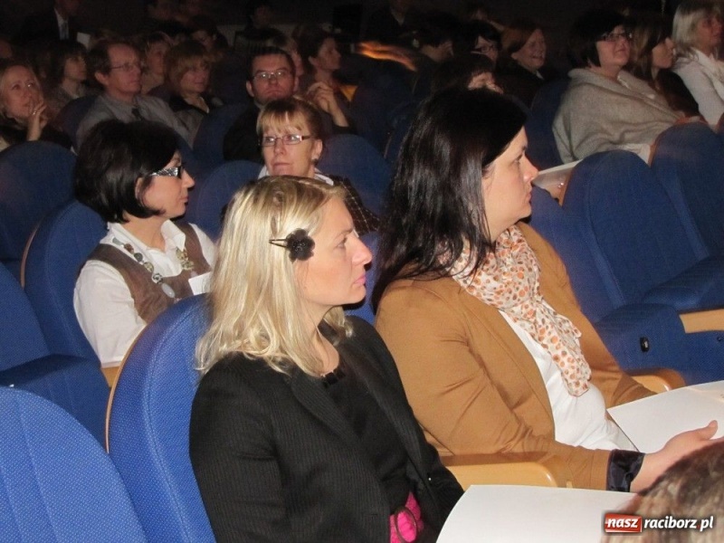 Zdjęcie w galerii na portalu naszraciborz.pl: Kurator przybył gratulować dyplomowanym wiadomości z regionu