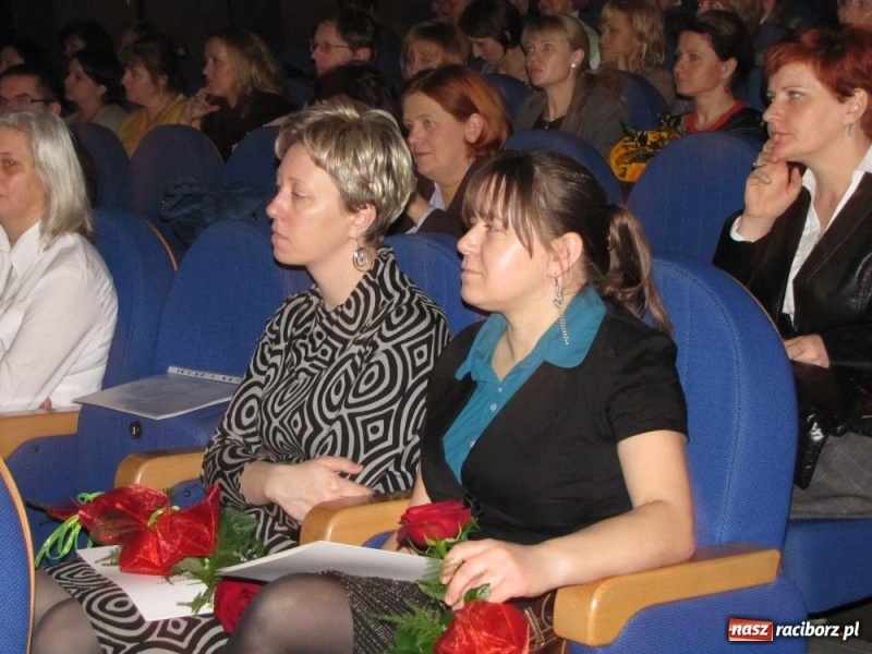 Zdjęcie w galerii na portalu naszraciborz.pl: Kurator przybył gratulować dyplomowanym wiadomości z regionu