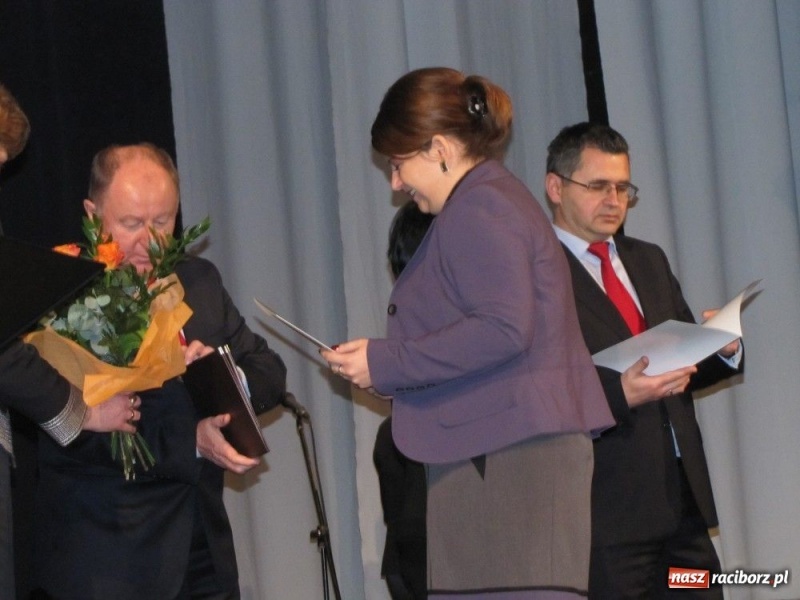 Zdjęcie w galerii na portalu naszraciborz.pl: Kurator przybył gratulować dyplomowanym wiadomości z regionu