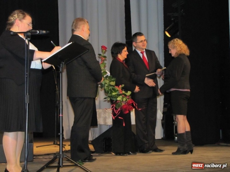 Zdjęcie w galerii na portalu naszraciborz.pl: Kurator przybył gratulować dyplomowanym wiadomości z regionu