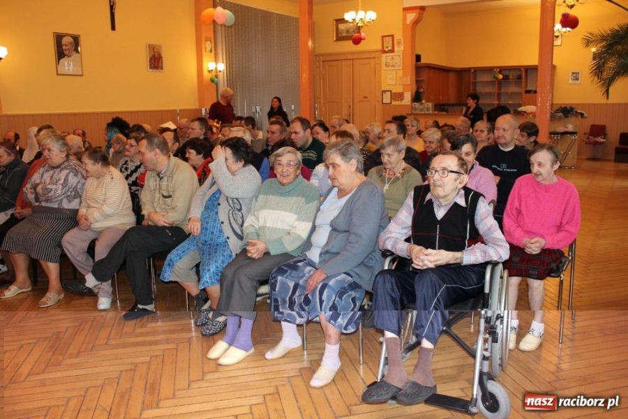 Zdjęcie w galerii na portalu naszraciborz.pl: Z radosną nowiną do starszych i chorych wiadomości z regionu