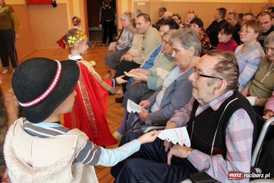 Zdjęcie w galerii na portalu naszraciborz.pl: Z radosną nowiną do starszych i chorych wiadomości z regionu