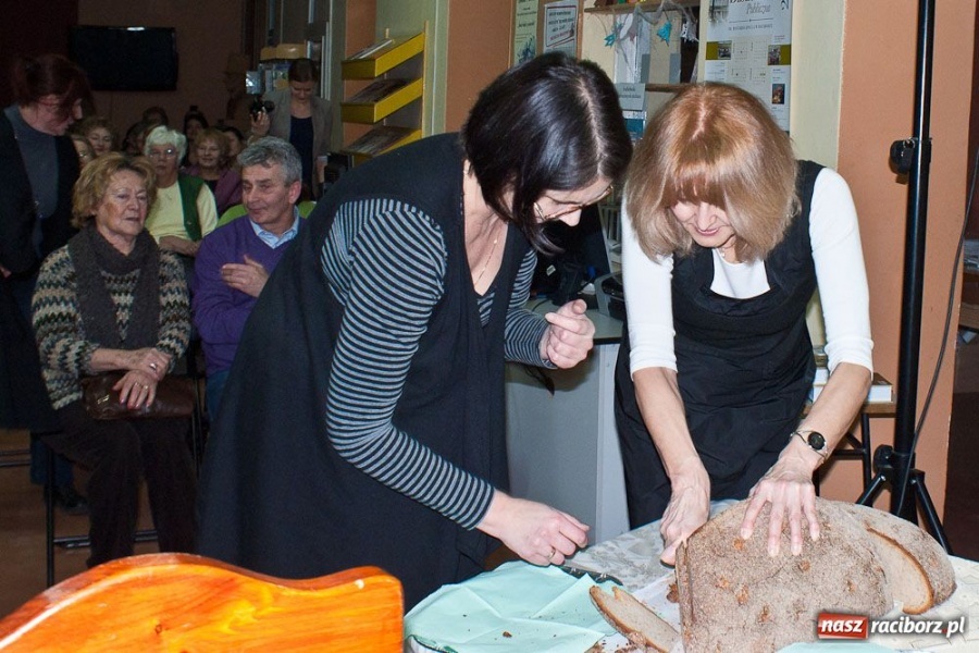 Zdjęcie w galerii na portalu naszraciborz.pl: Wieczór kolęd w książnicy wiadomości z regionu