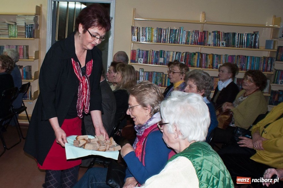 Zdjęcie w galerii na portalu naszraciborz.pl: Wieczór kolęd w książnicy wiadomości z regionu