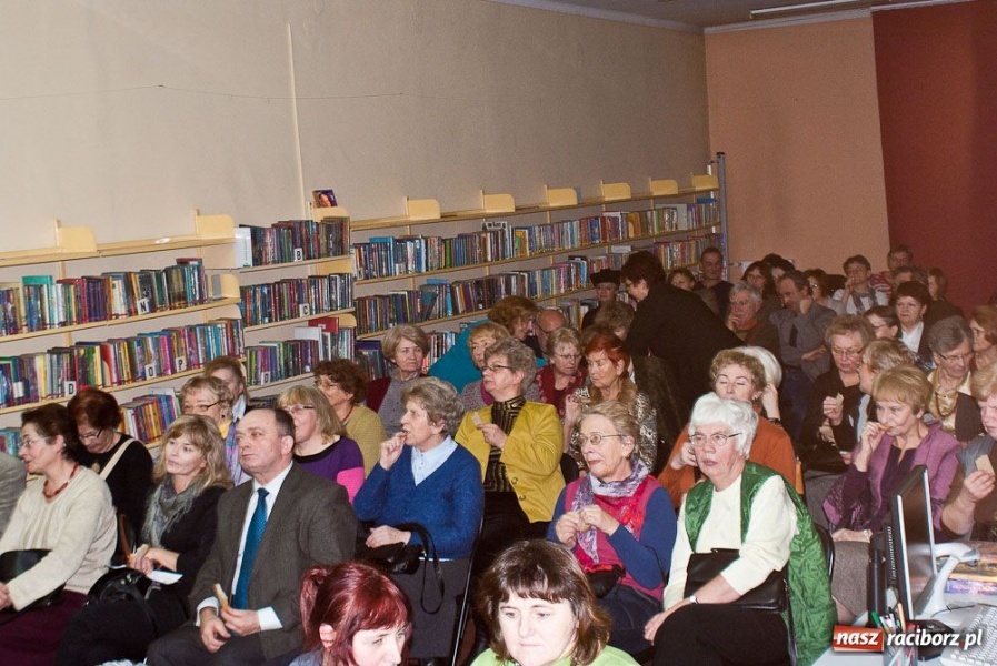 Zdjęcie w galerii na portalu naszraciborz.pl: Wieczór kolęd w książnicy wiadomości z regionu