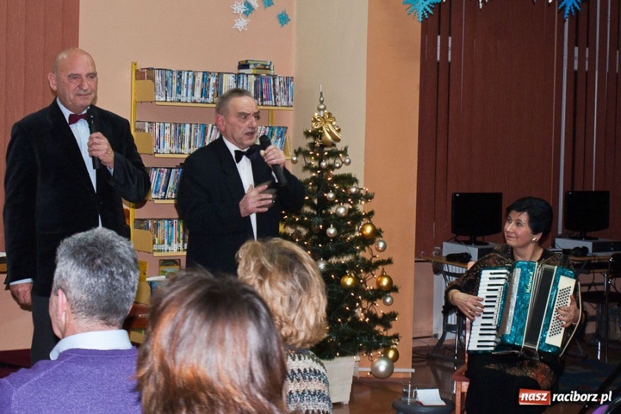 Zdjęcie w galerii na portalu naszraciborz.pl: Wieczór kolęd w książnicy wiadomości z regionu