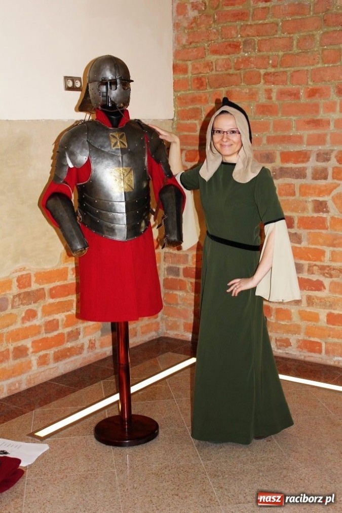 Zdjęcie w galerii na portalu naszraciborz.pl: Zbroja Clifforda i strój mieszczanki wiadomości z regionu