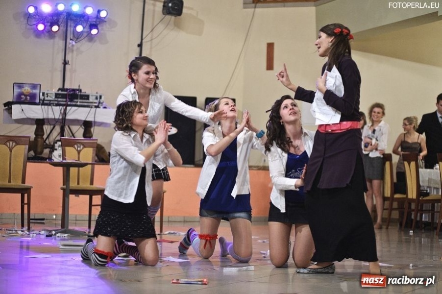 Zdjęcie w galerii na portalu naszraciborz.pl: Uczniowie ZSZ już po studniówce wiadomości z regionu