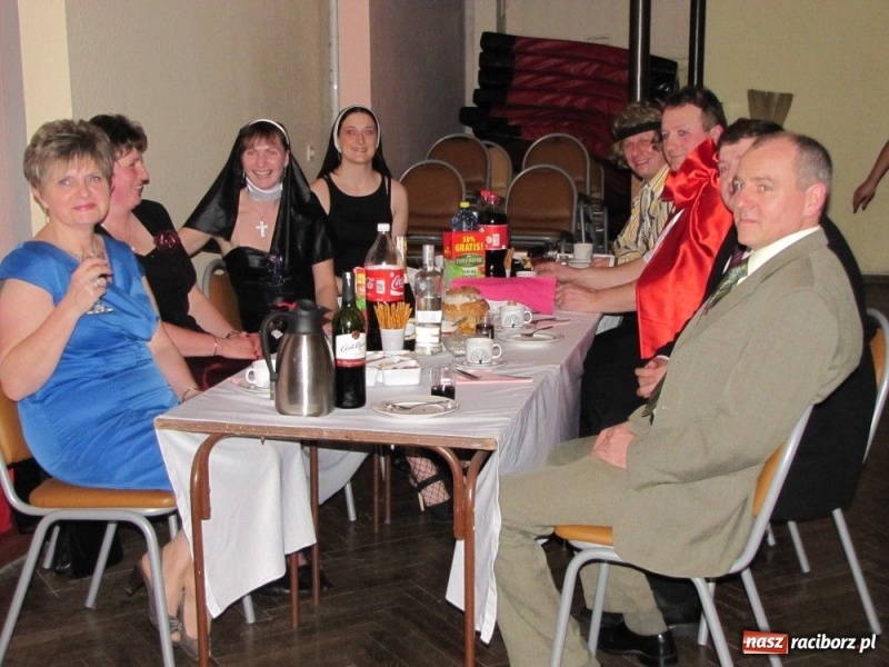 Zdjęcie w galerii na portalu naszraciborz.pl: Przebieranie bawi nie tylko dzieci wiadomości z regionu