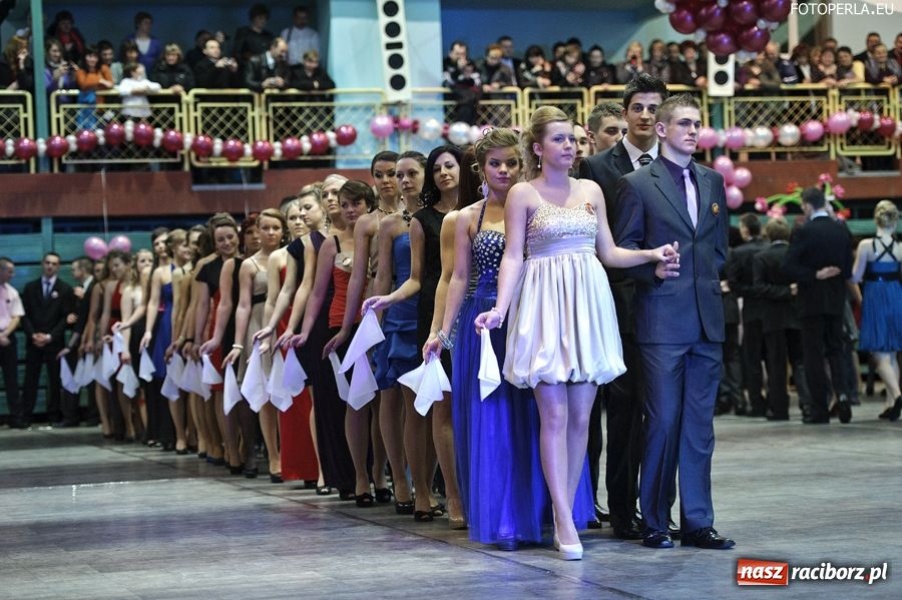 Zdjęcie w galerii na portalu naszraciborz.pl: Studniówka maturzystów z Głubczyc wiadomości z regionu