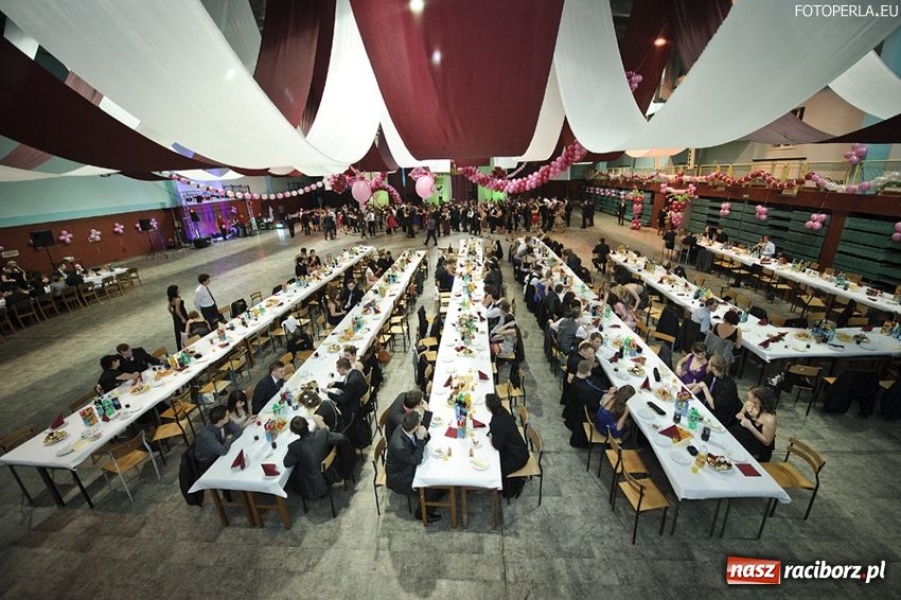 Zdjęcie w galerii na portalu naszraciborz.pl: Studniówka maturzystów z Głubczyc wiadomości z regionu