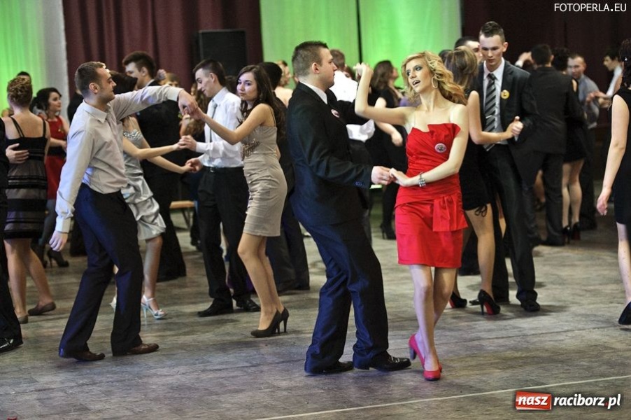 Zdjęcie w galerii na portalu naszraciborz.pl: Studniówka maturzystów z Głubczyc wiadomości z regionu