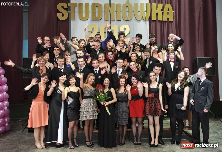 Zdjęcie w galerii na portalu naszraciborz.pl: Studniówka maturzystów z Głubczyc wiadomości z regionu