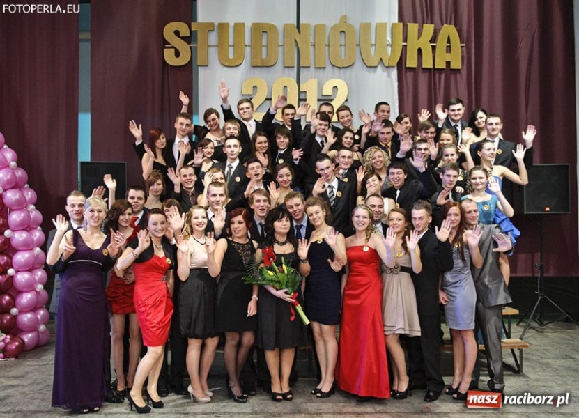 Zdjęcie w galerii na portalu naszraciborz.pl: Studniówka maturzystów z Głubczyc wiadomości z regionu