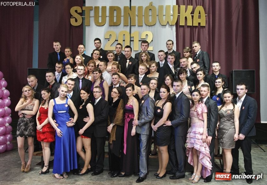 Zdjęcie w galerii na portalu naszraciborz.pl: Studniówka maturzystów z Głubczyc wiadomości z regionu