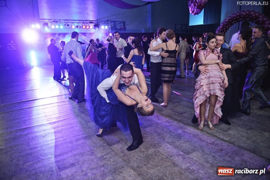 Zdjęcie w galerii na portalu naszraciborz.pl: Studniówka maturzystów z Głubczyc wiadomości z regionu