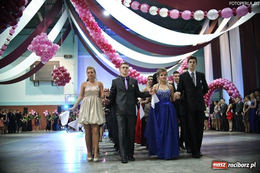 Zdjęcie w galerii na portalu naszraciborz.pl: Studniówka maturzystów z Głubczyc wiadomości z regionu