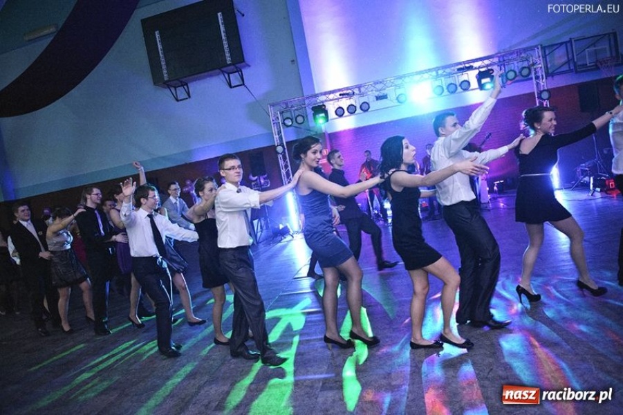 Zdjęcie w galerii na portalu naszraciborz.pl: Studniówka maturzystów z Głubczyc wiadomości z regionu