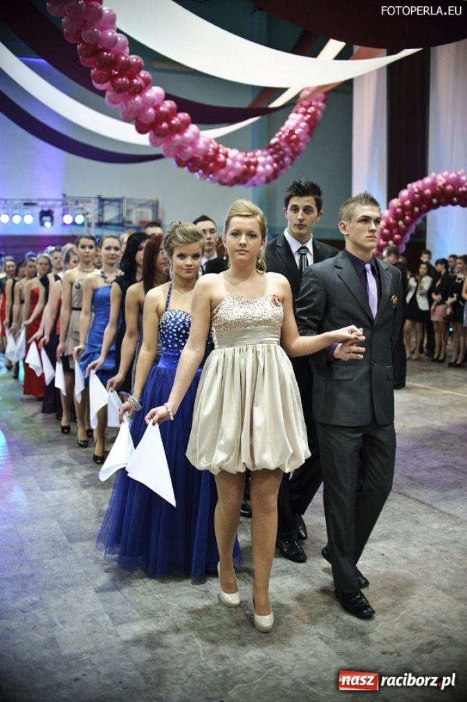 Zdjęcie w galerii na portalu naszraciborz.pl: Studniówka maturzystów z Głubczyc wiadomości z regionu