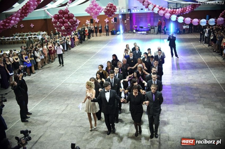 Zdjęcie w galerii na portalu naszraciborz.pl: Studniówka maturzystów z Głubczyc wiadomości z regionu