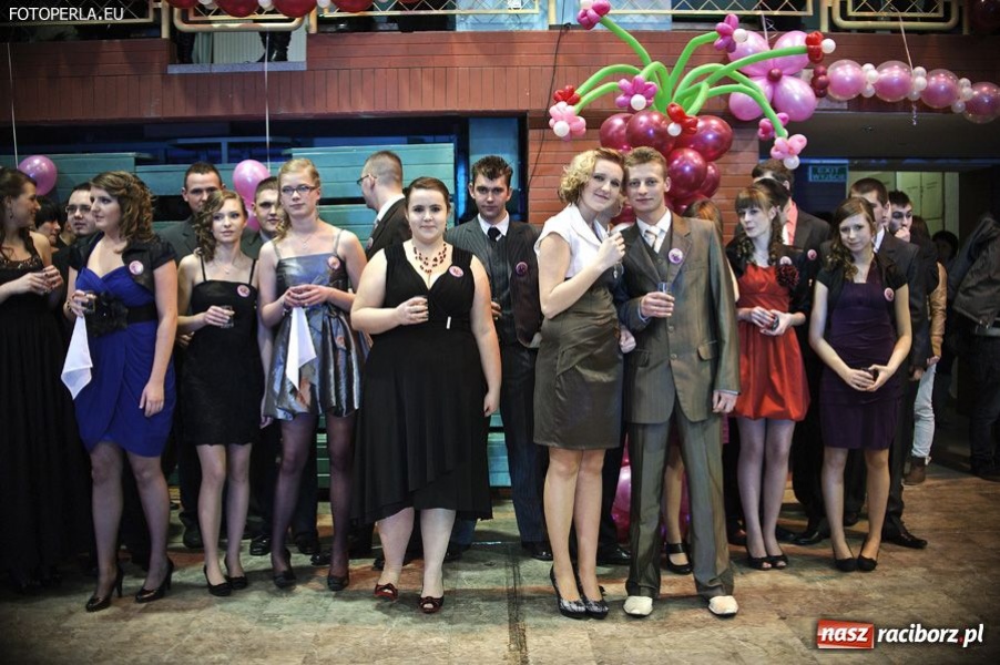 Zdjęcie w galerii na portalu naszraciborz.pl: Studniówka maturzystów z Głubczyc wiadomości z regionu