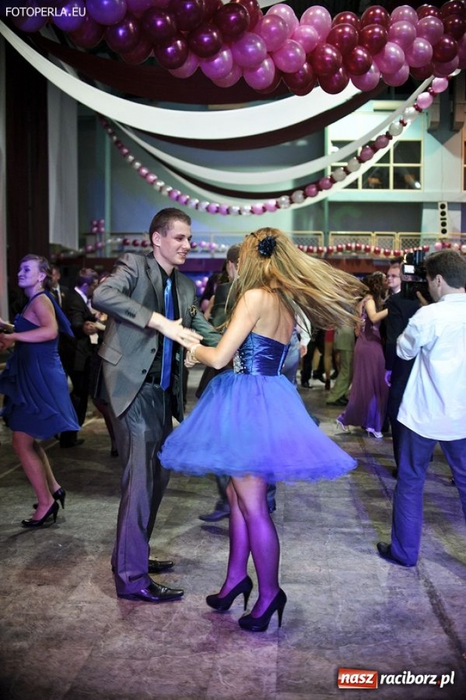 Zdjęcie w galerii na portalu naszraciborz.pl: Studniówka maturzystów z Głubczyc wiadomości z regionu