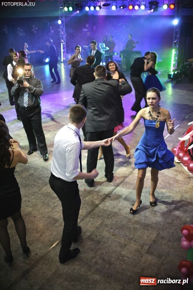 Zdjęcie w galerii na portalu naszraciborz.pl: Studniówka maturzystów z Głubczyc wiadomości z regionu