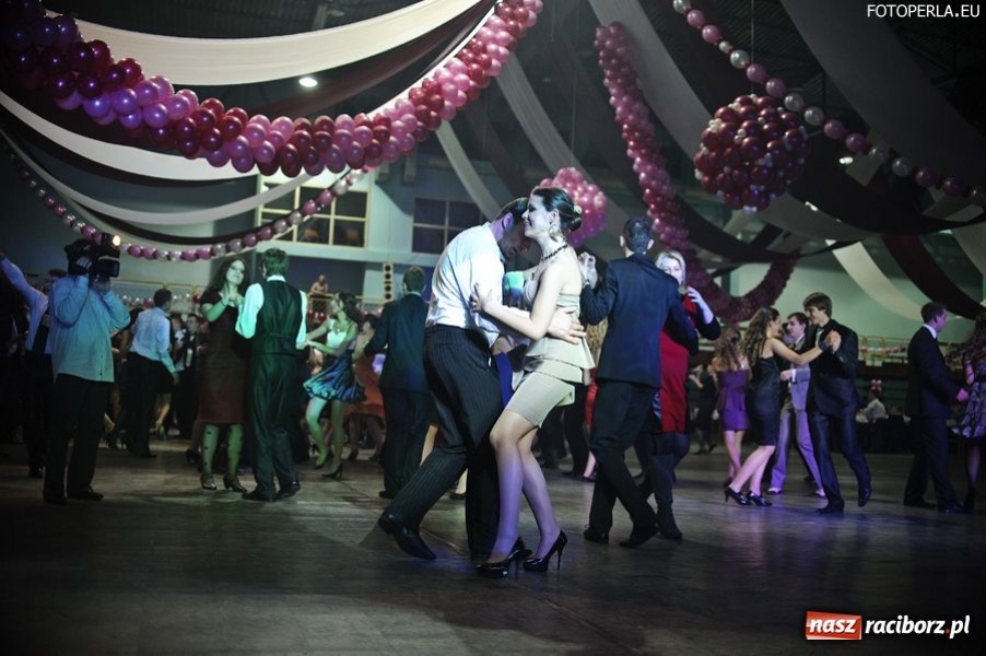 Zdjęcie w galerii na portalu naszraciborz.pl: Studniówka maturzystów z Głubczyc wiadomości z regionu