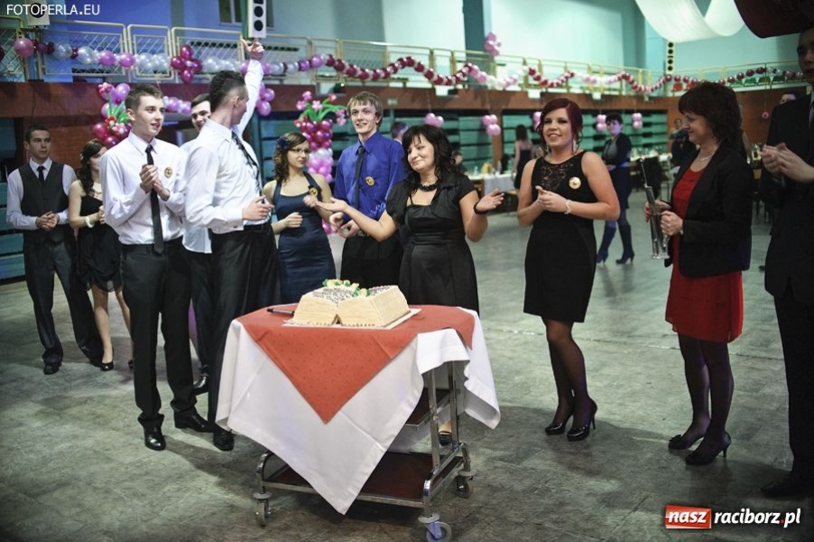 Zdjęcie w galerii na portalu naszraciborz.pl: Studniówka maturzystów z Głubczyc wiadomości z regionu