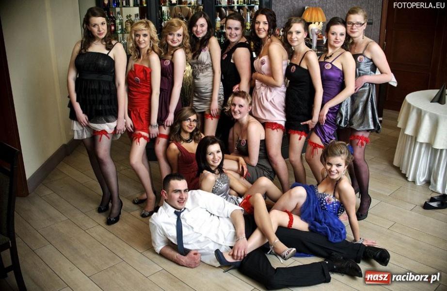 Zdjęcie w galerii na portalu naszraciborz.pl: Studniówka maturzystów z Głubczyc wiadomości z regionu