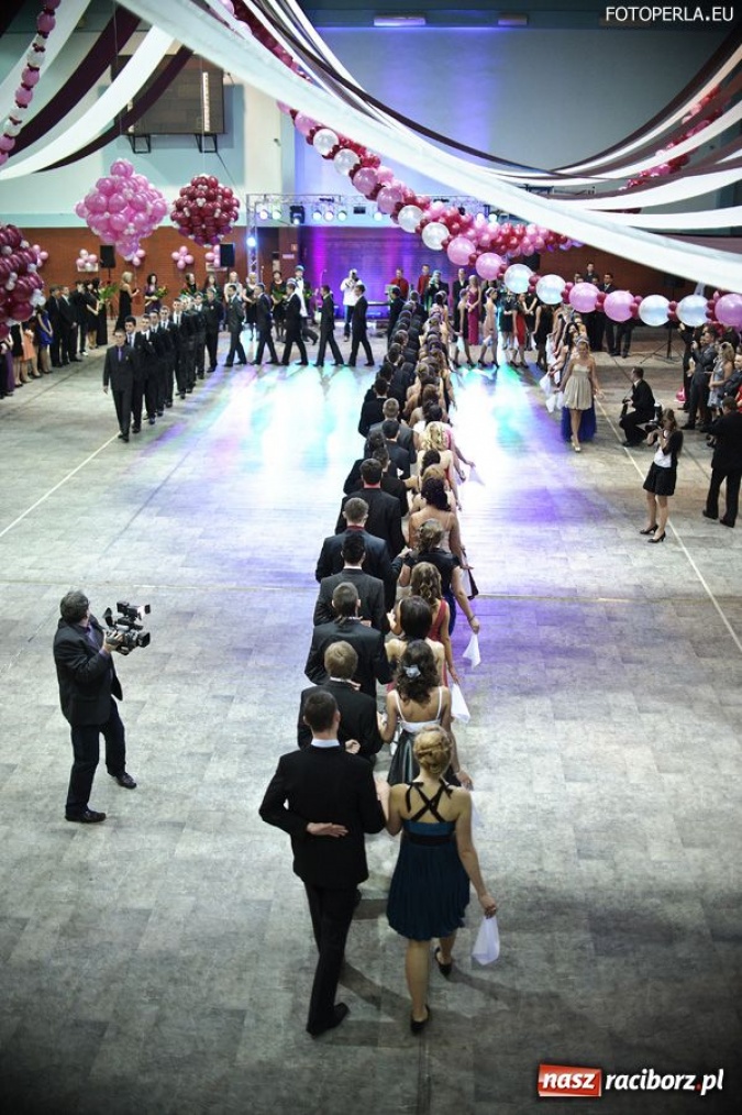 Zdjęcie w galerii na portalu naszraciborz.pl: Studniówka maturzystów z Głubczyc wiadomości z regionu